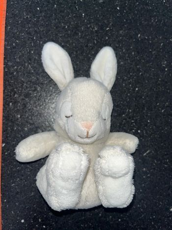 Peluche doudou, lapin assis