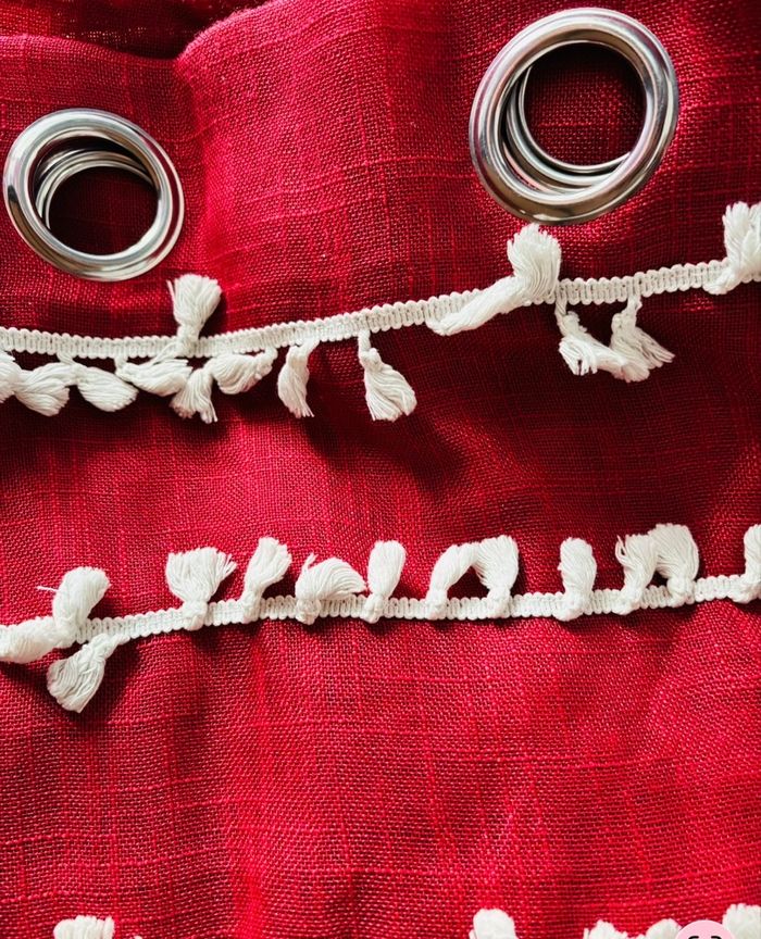 Rideaux rouges transparents avec pompons blancs – Lot de 2 – Excellent état - photo numéro 10