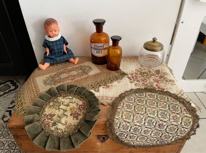 2 anciens napperons rares brodés de fleurs rehaussés de fils dorés Époque Napoleon III (prix variables)