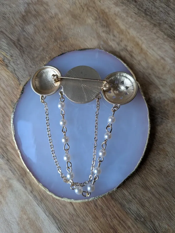 Broche dorée portrait tendance - photo numéro 2