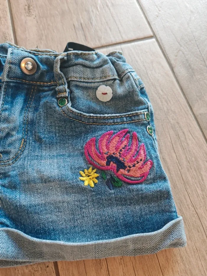 Short en jeans broderie rose taille 3 ans - photo numéro 2