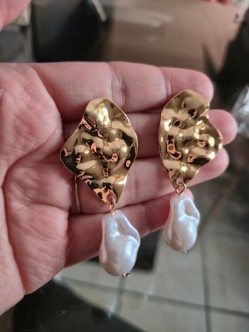 Boucles d'oreilles dorées et perles blanche synthétiques cxl by Christian Lacroix