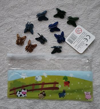 Une trousse et 10 barettes papillons