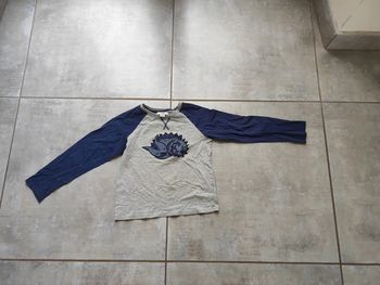 Haut de pyjama taille 8 ans.