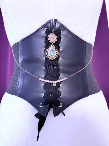 Serre taille corset ajustable avec médaillon et chaîne