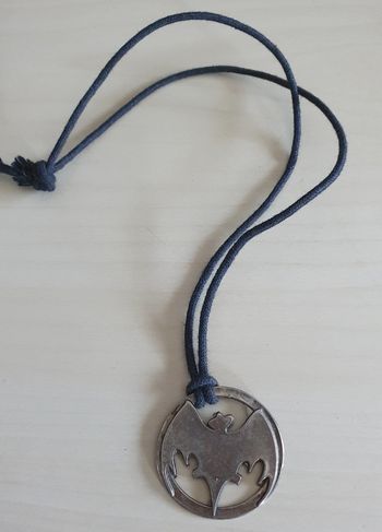Collier cordelette noire et pendentif chauve souris métallique