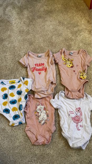 Lot de 5 bodies manches courtes – 1 mois