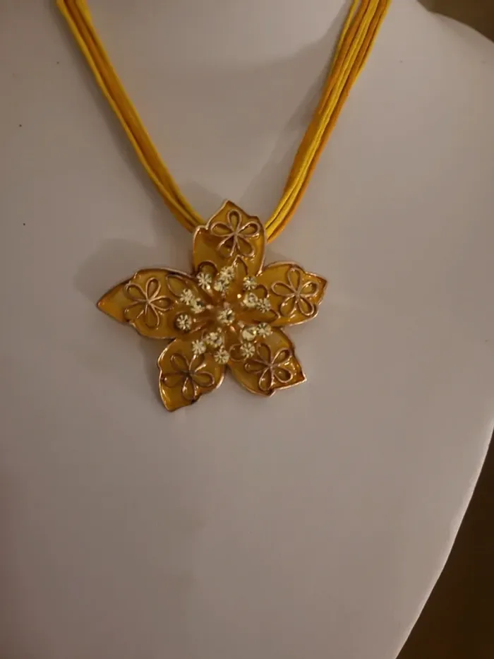Collier fleur jaune - photo numéro 3