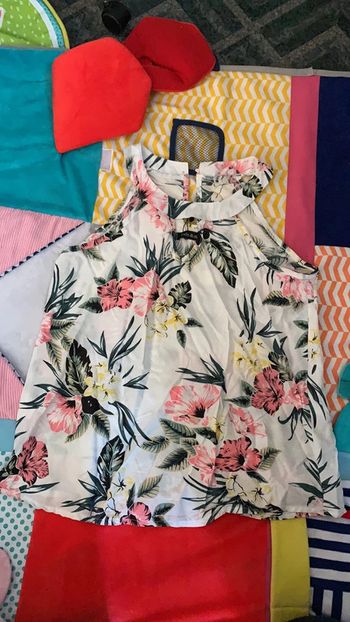 Haut fleuri sans manches S