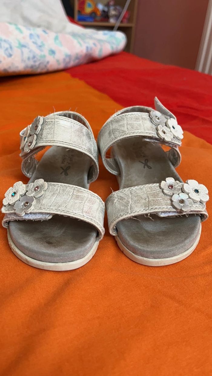 Paire de sandalettes fleurs maintien au talon pointure 27 - photo numéro 4