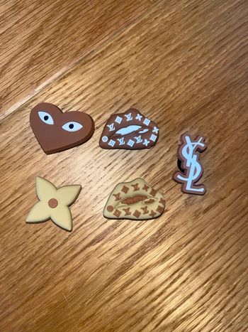 Lot de 5 pin’s pour crocs 