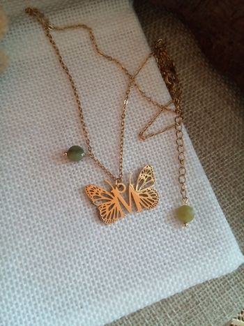 Collier papillon prénom lettre M et pierres de jade