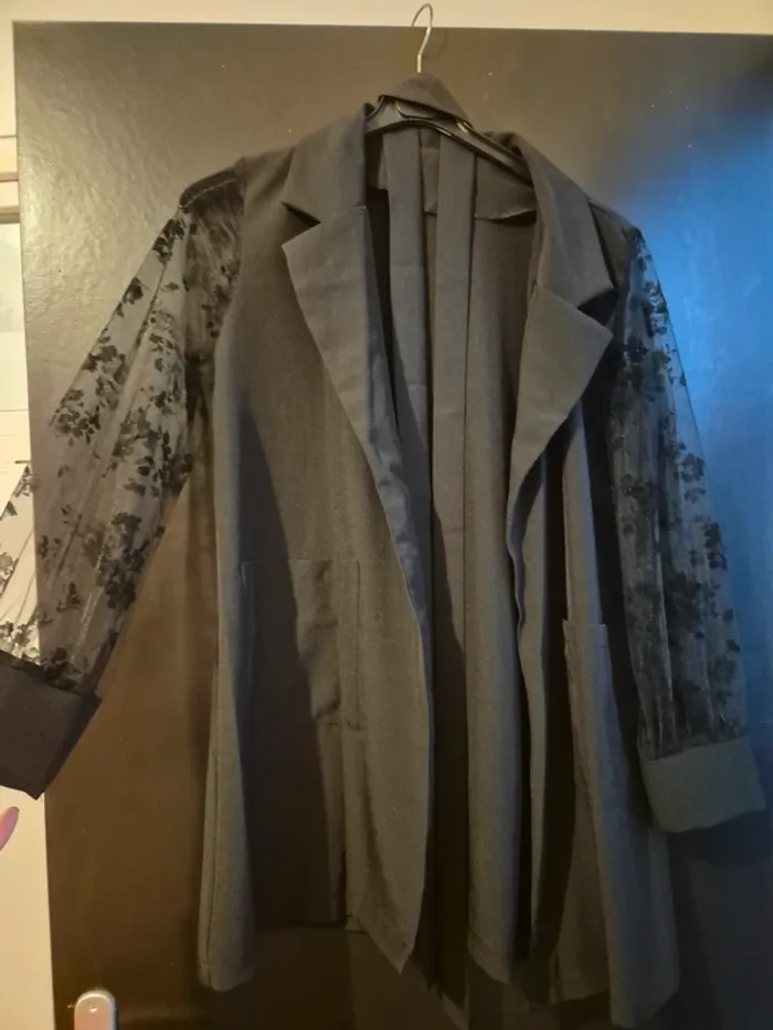 Veste noir manche dentelle avec ceinture
