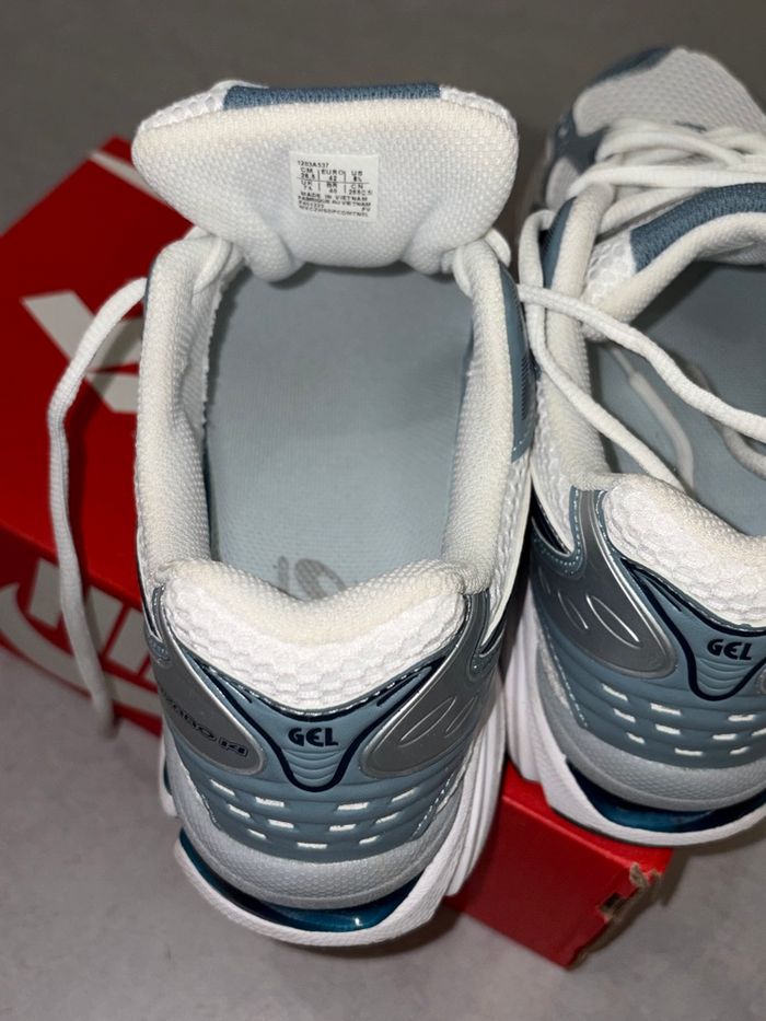 Baskets Asics - Taille 42 - État neuf - photo numéro 3