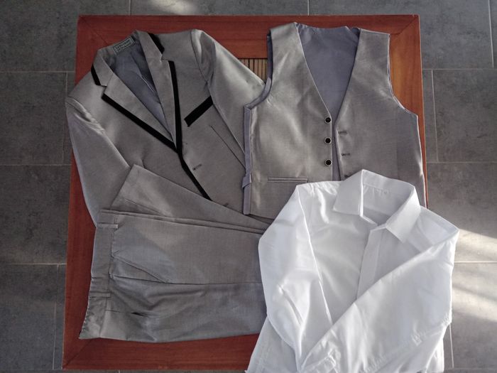 Magnifique costume neuf 4 pièces 10 ans