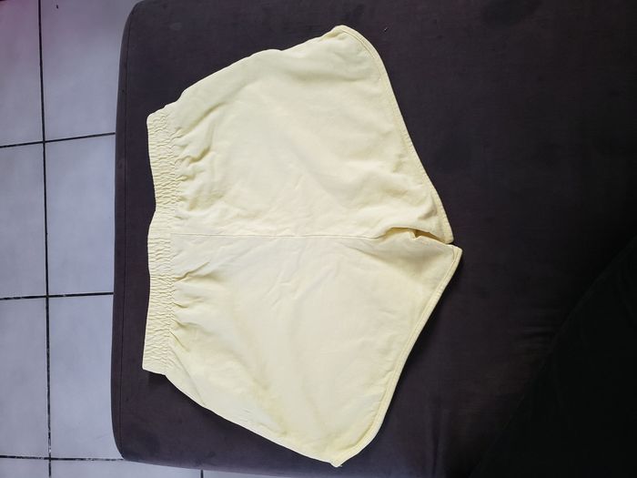 Short jaune - photo numéro 4