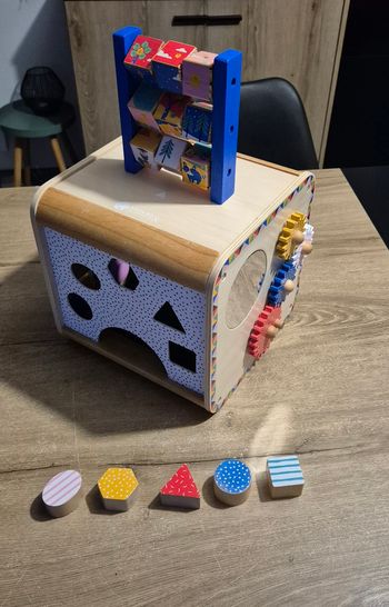 Grand cube d'activités en bois 