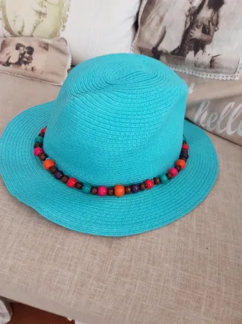 Chapeau bleu turquoise et perles multicolres en bois Neuf