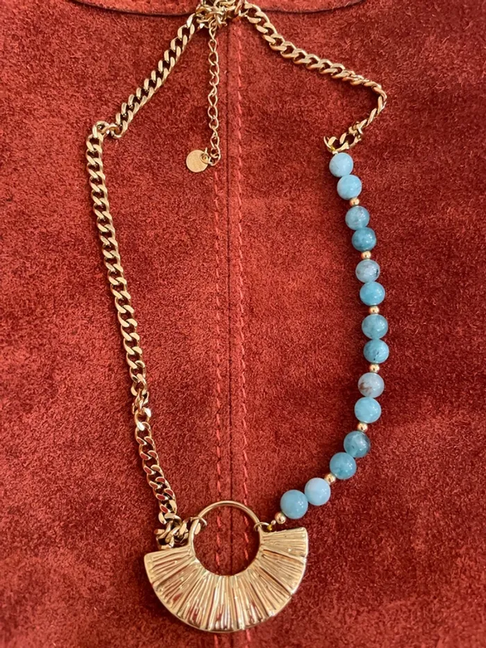 Collier doré et perles bleues - photo numéro 3