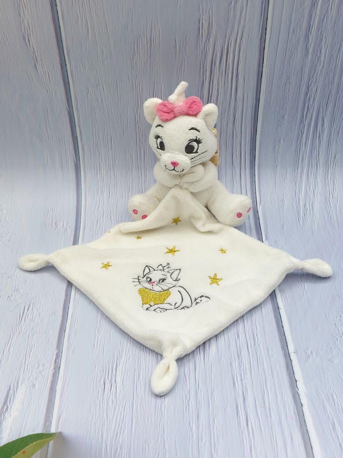 Peluche doudou chat Marie mouchoir blanc étoiles dorées Disney Simba Toys nœud dos