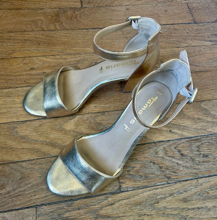 Sandales à talons dorées - photo numéro 1