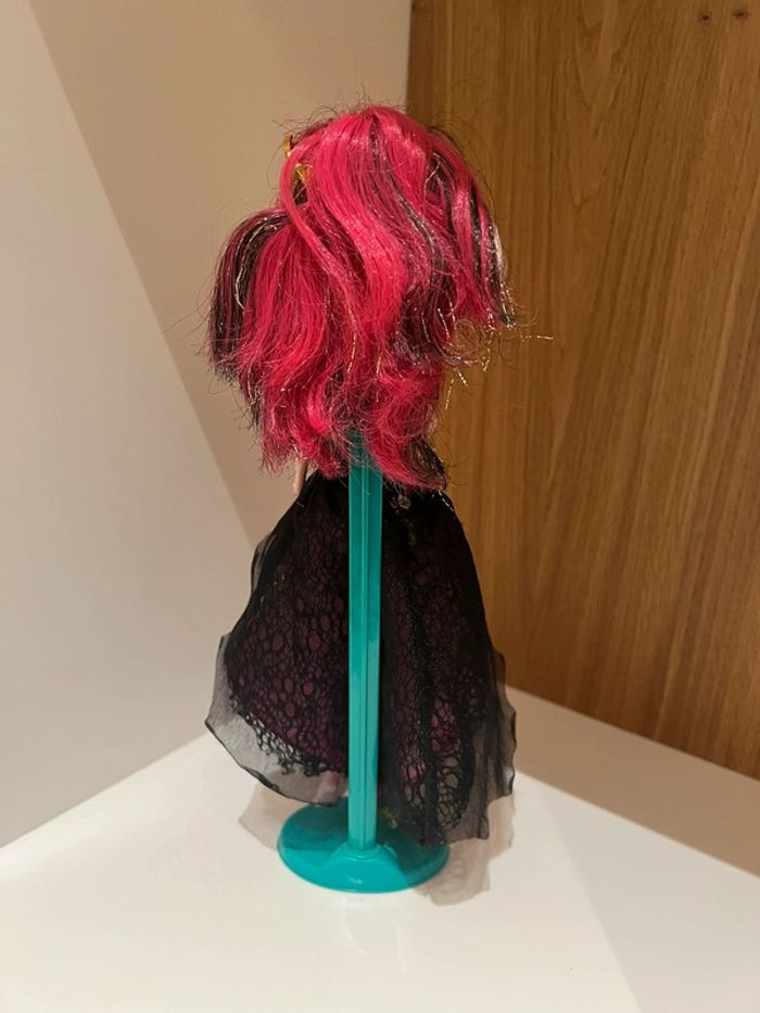 Monster high Draculaura avec socle - photo numéro 3