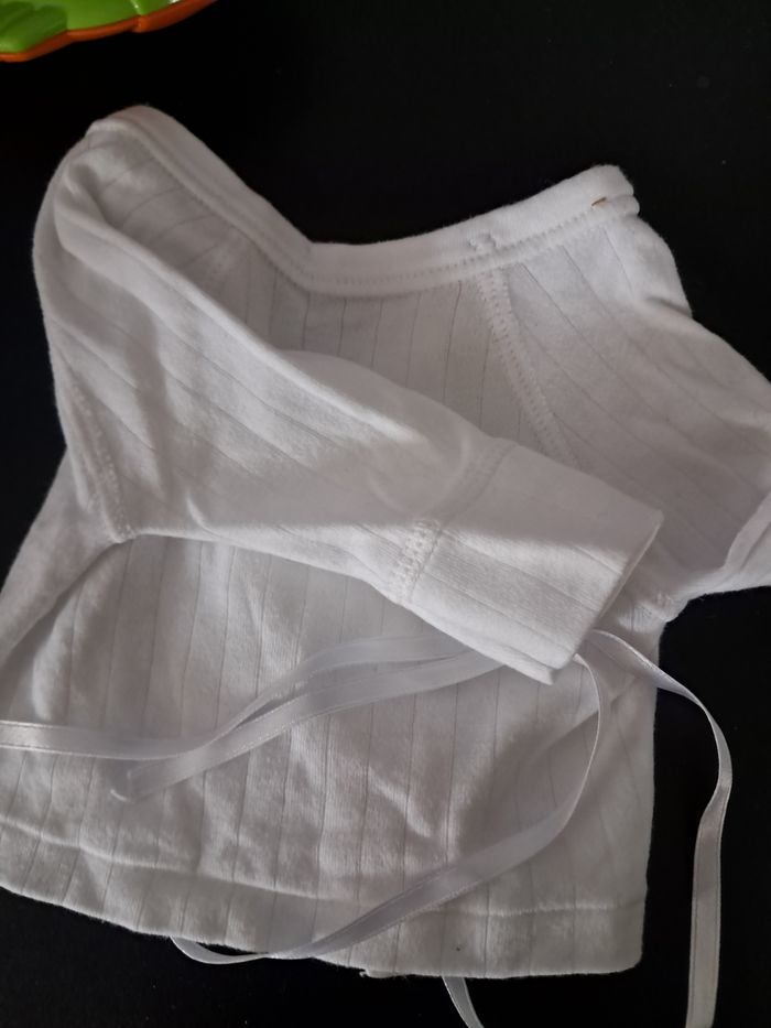 Brassière blanche 1 mois - photo numéro 3