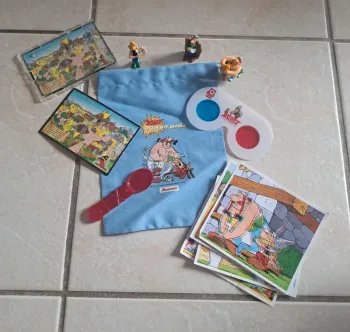 Lot comprenant figurines, sac, cartes thème Asterix et Obelix en TBE