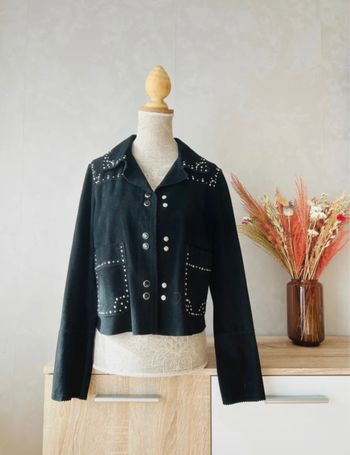 Veste légère cloutée et boutonnée taille S / 36 • boutique indépendante . parfait état