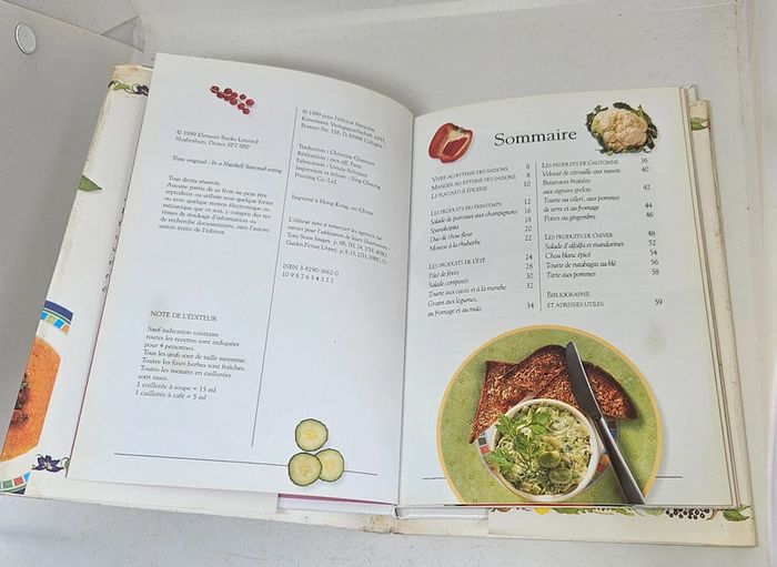 "Petit guide du bien-être. L'alimentation au fil des saisons".
60 pages.
ISBN : 3.8290.3662.0 - photo numéro 4
