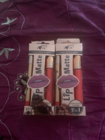 Lot rouges à lèvre en stock