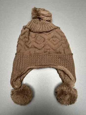 Bonnet cache-oreilles marron à pompons neuf
