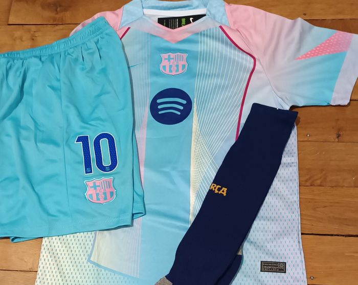 Kit complet football Barcelone taille 12 ans modèle MESSI + patch - photo numéro 2