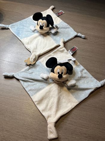 Lot 2 doudous Mickey disney baby neufs avec étiquettes
