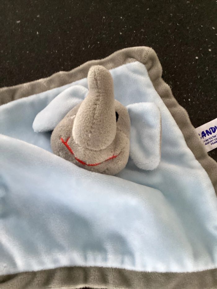doudou velours, bleu ciel, tour gris, tête peluche, les yeux brodés noir,  bouche rouge Sandy - photo numéro 5