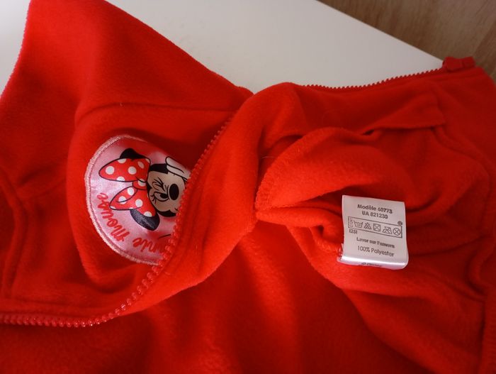 Gilet polaire rouge. 5 ans . Polyester. 2 poches et fermeture éclair métal.Disney Minnie. Très bon état - photo numéro 10
