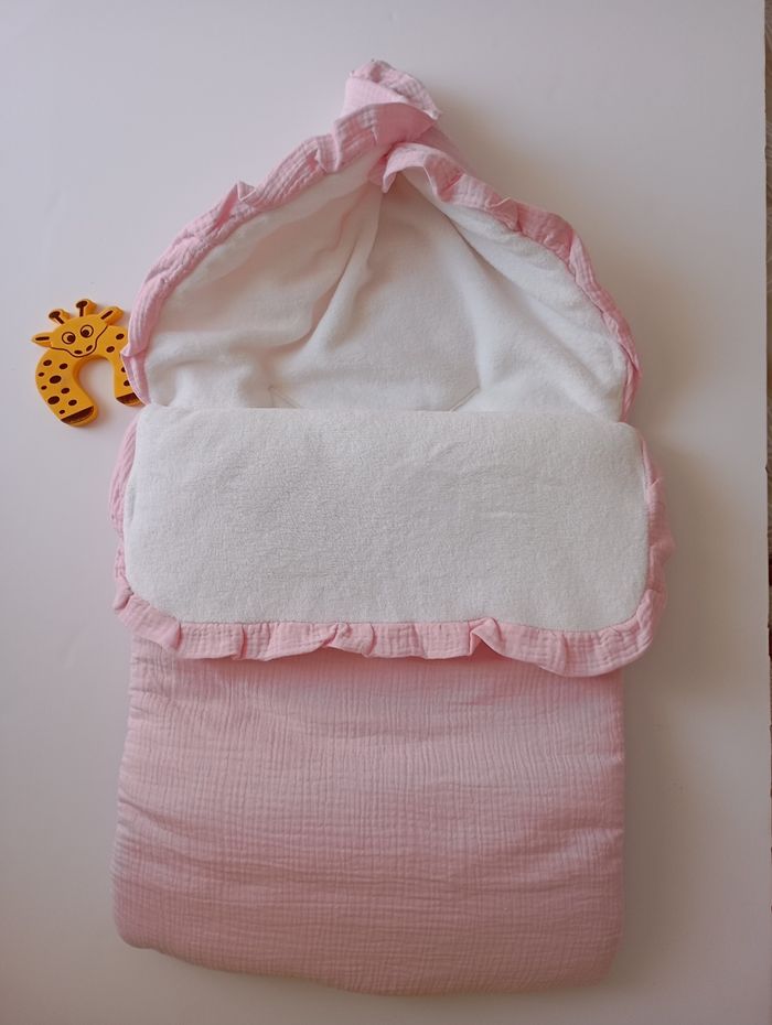 Nid d'ange bébé gaze de coton et polaire rose - photo numéro 1