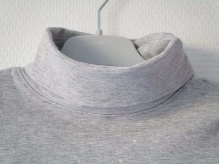 Sous-pull gris 5 ans TBE - photo numéro 3