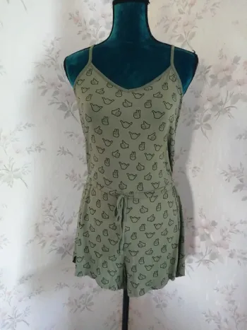 Combishort kaki ouvert sur les côtés à fines bretelles et motifs mains / undiz / (M)