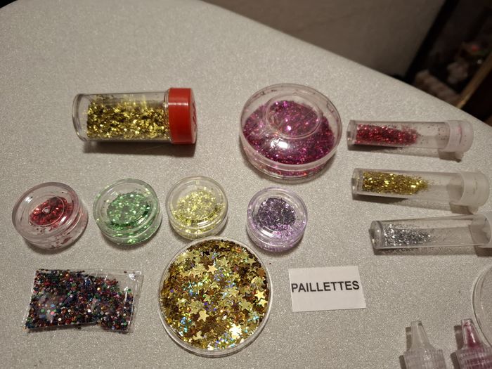 Beau lot paillettes et colles pailletées pour loisirs créatifs divers très bon état - photo numéro 2