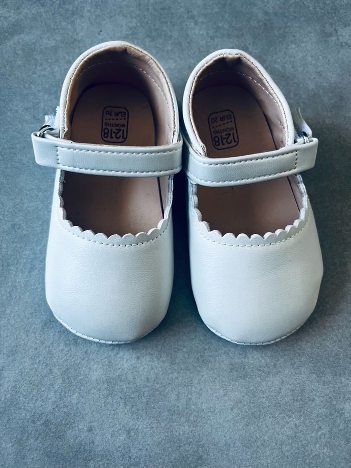 Chaussures plates neuves bébé fille taille 20