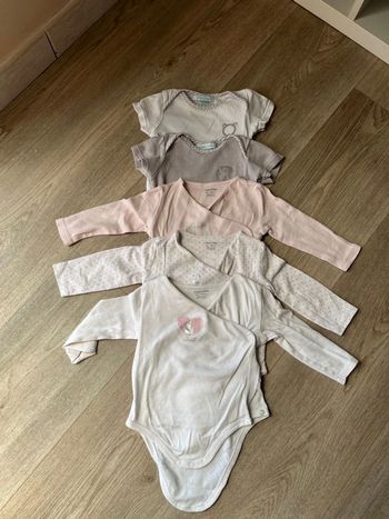 Lot 5 bodies 6mois