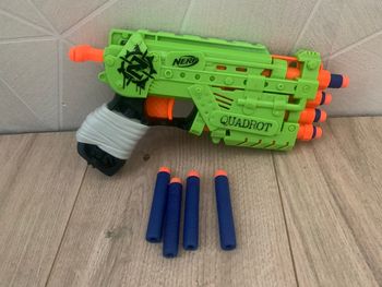 Pistolet nerf quadrot et des flèches