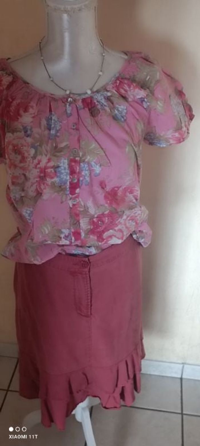 Ensemble Jupe rouge rosé et top rosé fleuri