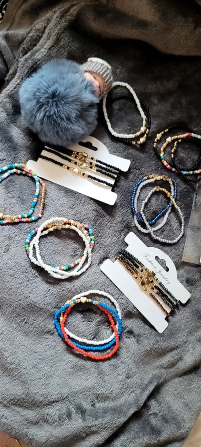 Lot Bracelets perles et porte-clés bébé