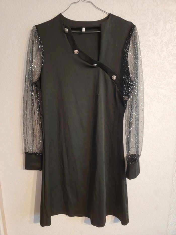 Très jolie robe tunique avec manches en dentelle pailleté très chic élégant old money
