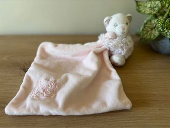 Doudou ours rose perle mouchoir kaloo