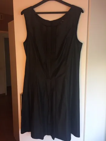 Robe noire satinée