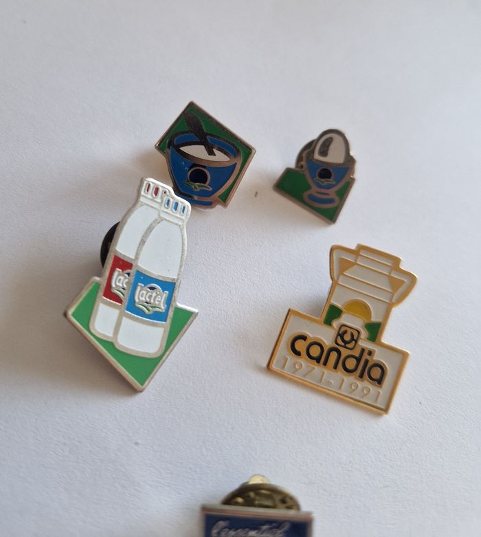 Lot de 5 Pin's Vintage Publicitaires Produits Laitiers Candia Lactel - photo numéro 3