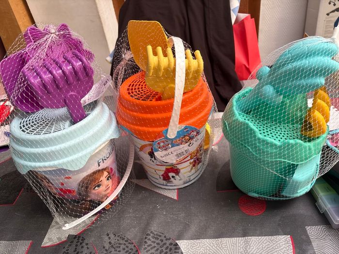 3 seaux de plage et accessoires